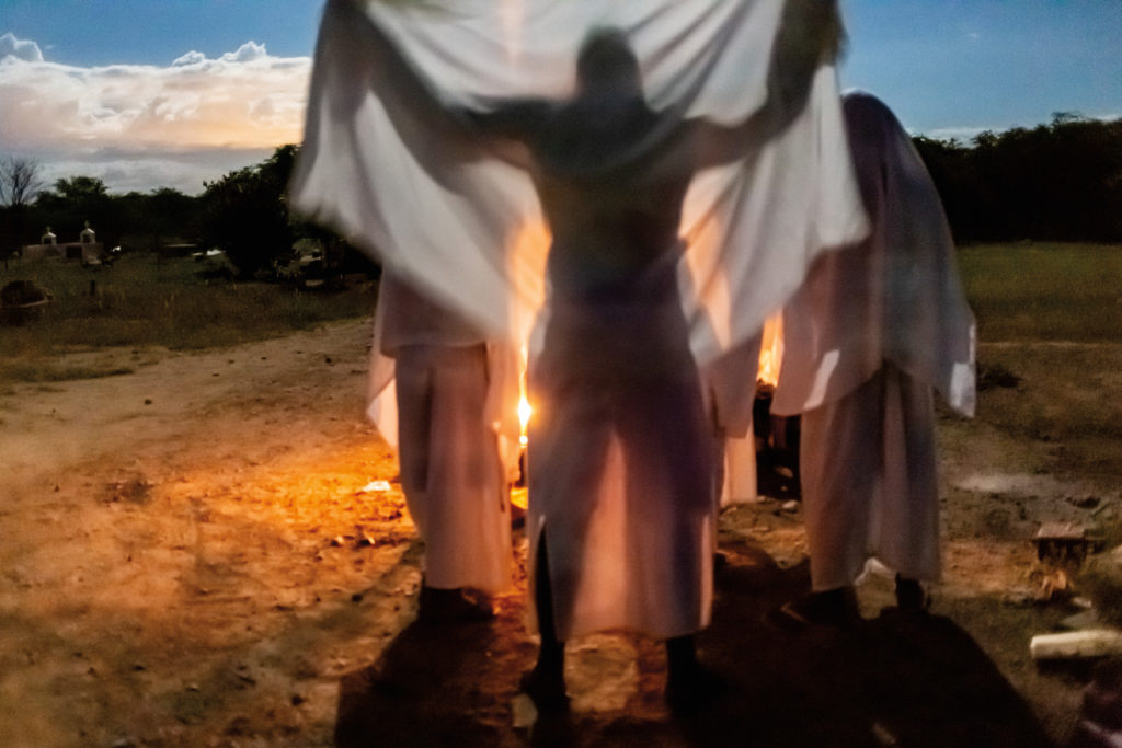 Fotografia documental de Guy Veloso. Irmandade em cerimônia de autoflagelação pela primeira vez documentada. Sexta-feira Santa, cemitério do povoado Lagoa, distrito do Salitre, zona rural de Juazeiro-BA, 2016