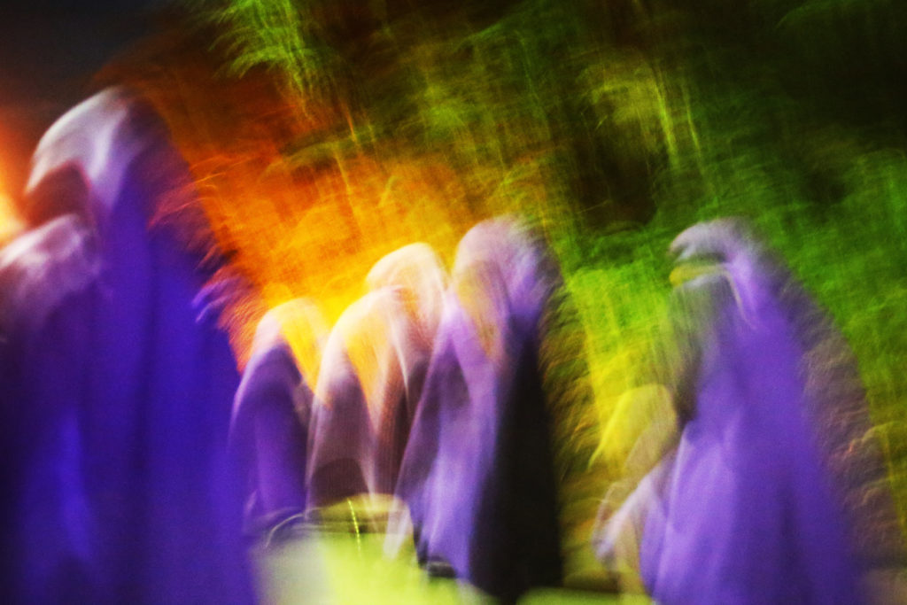 Fotografia documental de Guy Veloso. Penitentes. Irmandade em cerimônia de autoflagelação pela primeira vez documentada. Sexta-feira Santa, cemitério do povoado Lagoa, distrito do Salitre, zona rural de Juazeiro-BA, 2016